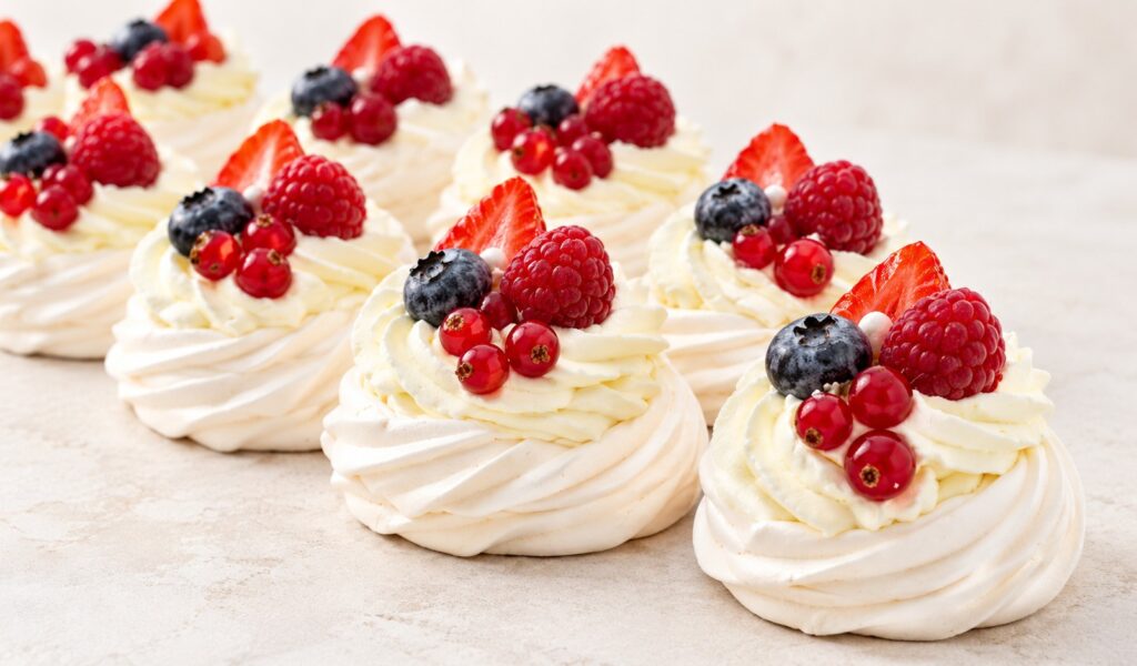 Cafe_Mademoiselle_kohvik_tallinnas_Pavlova_koogid_tellimine